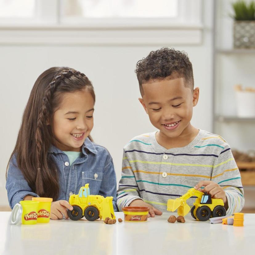 شاحنات لعبة للتشييد وهما حفارة ومركبة تحميل من Play-Doh Wheels بصلصال بناء رملي من Play-Doh غير سام بالإضافة إلى لونين إضافيين product image 1