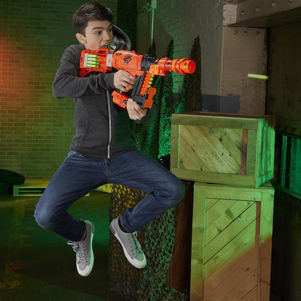 Nailbiter: بلاستر Zoom &amp; Doom Nerf Zombie Strike Toy مع خزنة تحديد الأسهم، والدبشك، والماسورة، و16 من دارتس Zombie Strike Elite الرسمية – للأطفال، والمراهقين، والبالغين product thumbnail 1