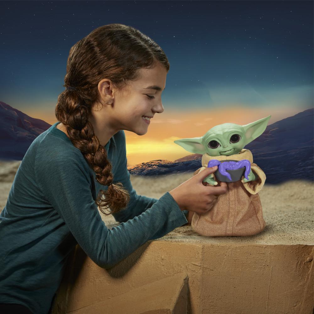 Star Wars Galactic Snackin’ Grogu 9.25-Inch-Tall Animatronic Toy, Over 40 Sound and Motion Combinations, Ages 4 and Up product thumbnail 1