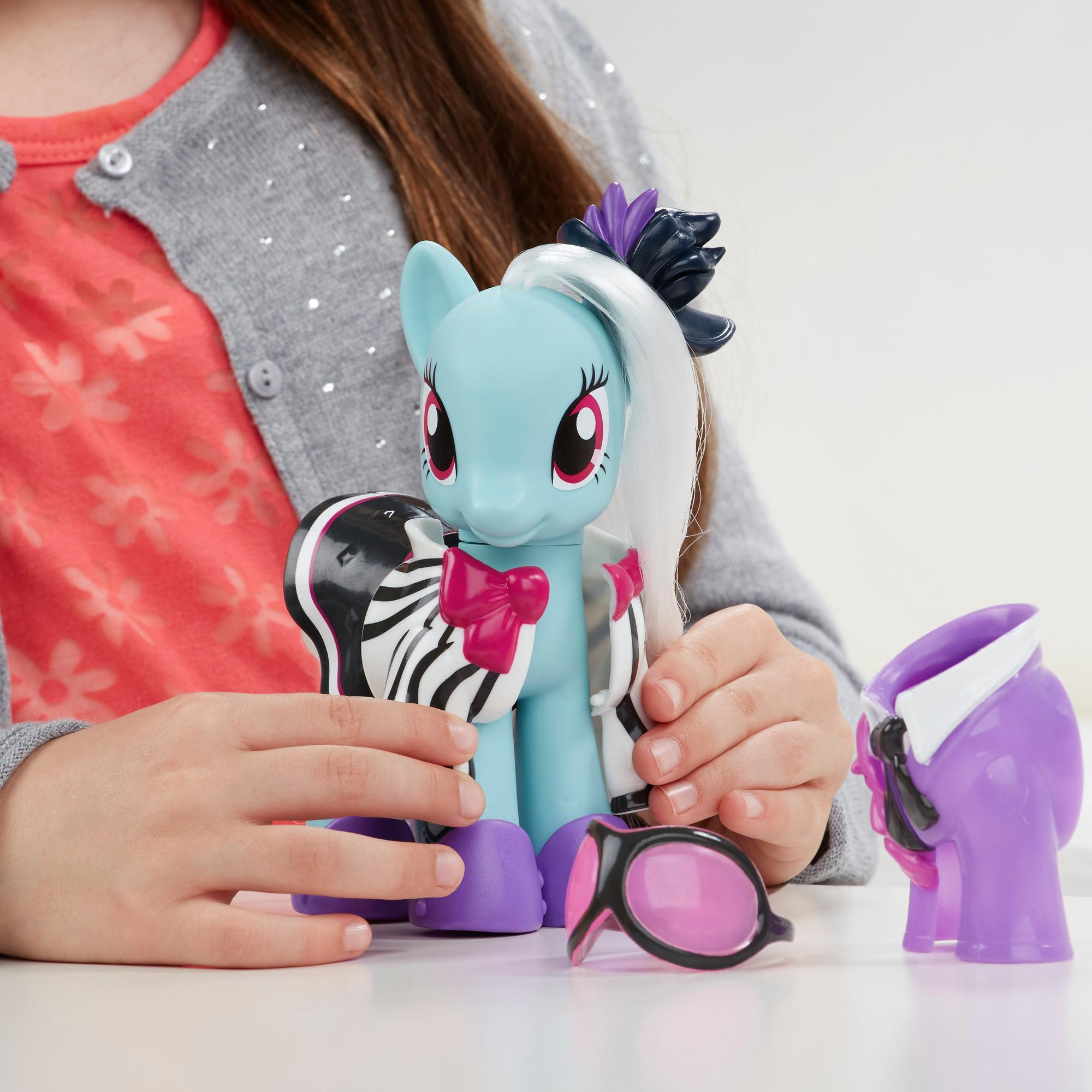 My Little Pony Explore Equestria 6-inch Fashion Style Set Photo Finish product thumbnail 1