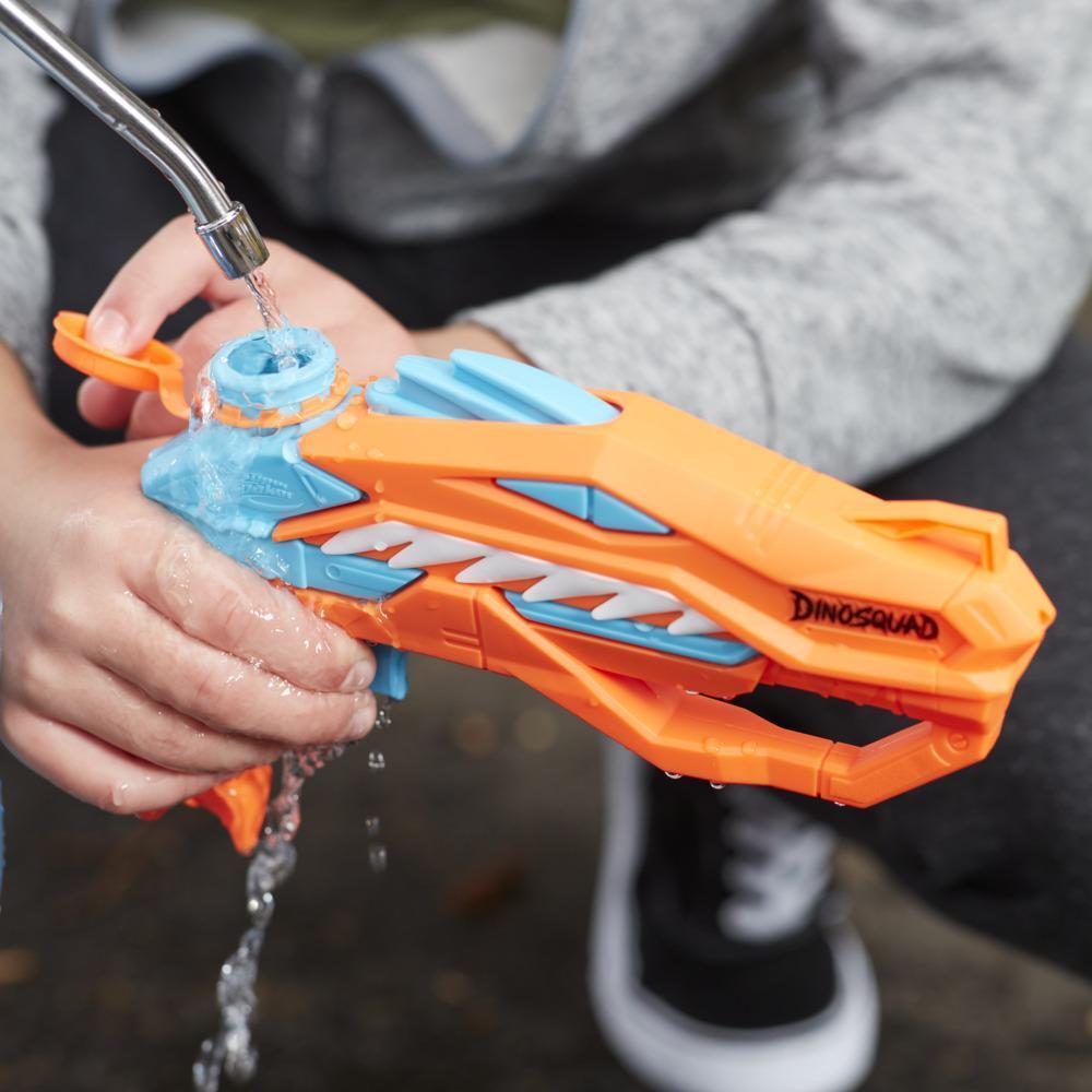 Nerf Super Soaker DinoSquad, blaster à eau Raptor-Surge actionné par la détente, jeu d'eau extérieur d'été product thumbnail 1