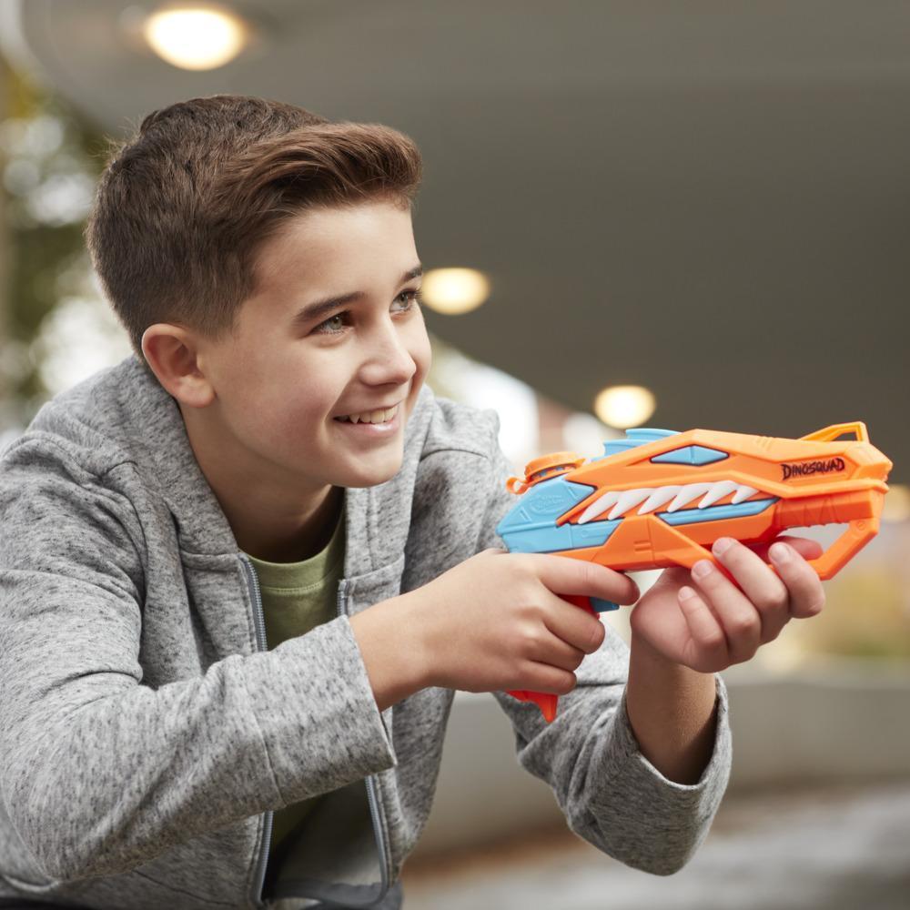 Nerf Super Soaker DinoSquad, blaster à eau Raptor-Surge actionné par la détente, jeu d'eau extérieur d'été product thumbnail 1