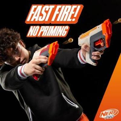 Nerf Pro Gelfire Dual Wield Pack, 2 blasters, 5 000 billes Gelfire, 2 chargeurs-trémie 100 billes intégrés, 2 lunettes product thumbnail 1