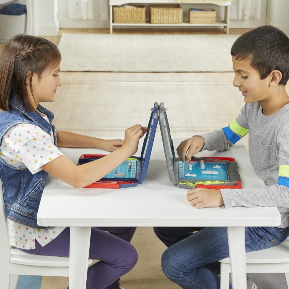 Battleship, jeu de stratégie pour enfants, à partir de 7 ans, pour 2 joueurs product thumbnail 1