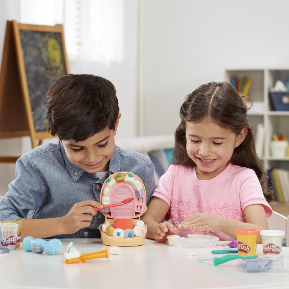 Play-Doh Cabinet dentaire pour enfants avec 8 pots de pâte à modeler atoxique aux couleurs assorties, dès 3 ans product thumbnail 1