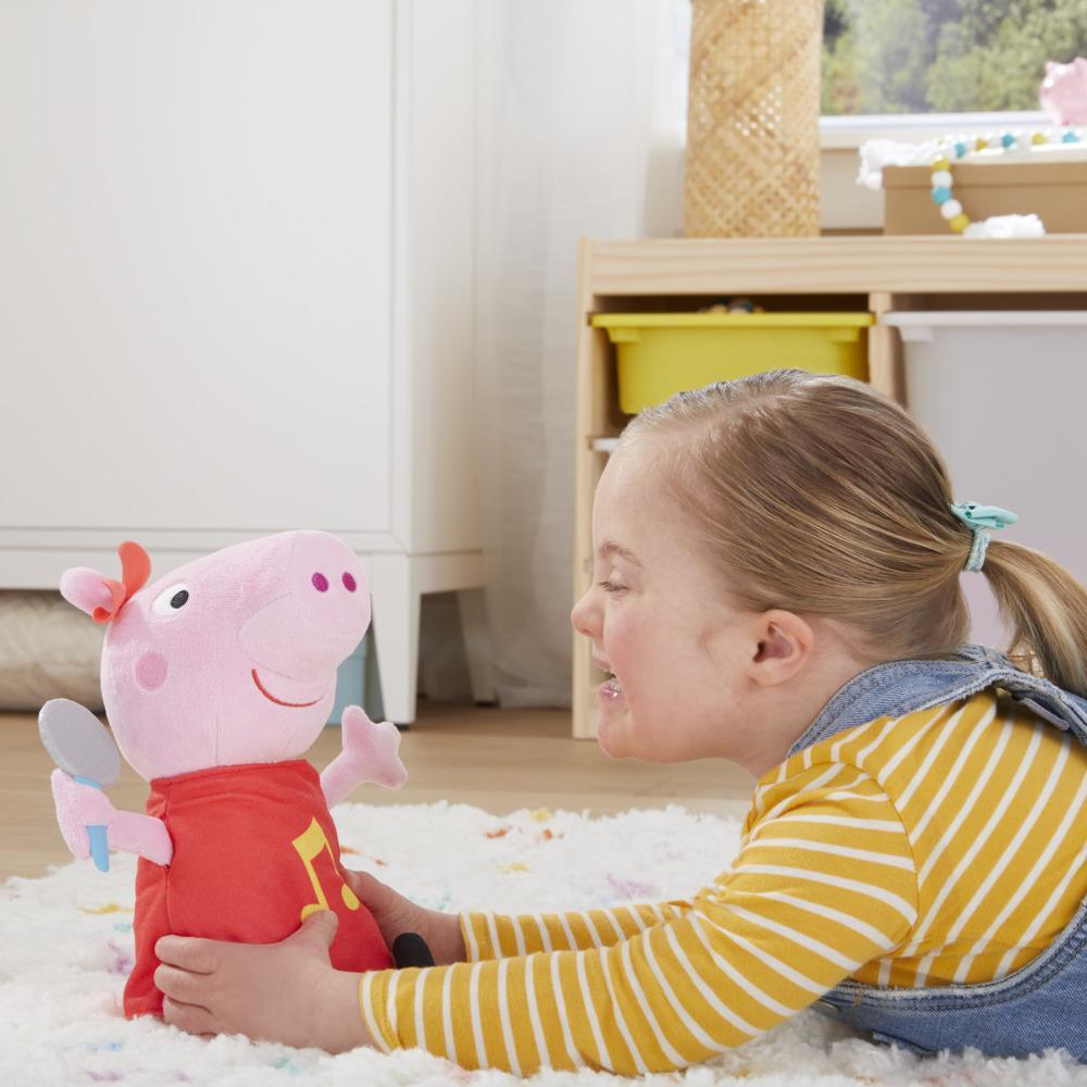 Peppa Pig Peppa chante, peluche chantante avec robe rouge pailletée et boucle, chante 3 chansons, dès 3 ans product thumbnail 1