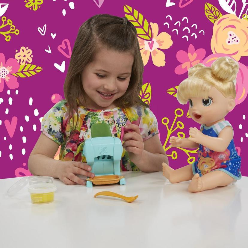 BB小麗 -  貪吃寶寶 會吃東西和拉「便便」的寶寶玩偶，內含意粉製作器、可循環再用玩偶食物，以及適合 3 歲及以上男女兒童的玩偶 product image 1